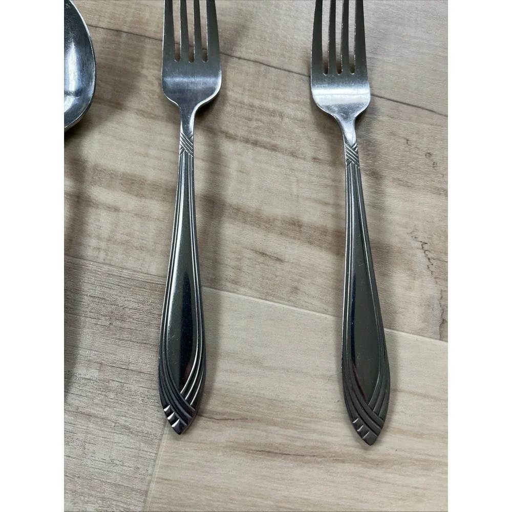 SET OR 4  WINDWARD  ONEIDA 18-0 Stainless‎ 2 Spoons And 2 Dinner Forms